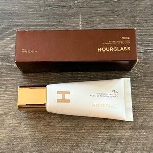 Hourglass Veil Hydrating Skin Tint - #7 Light Medium With Warm Undertones
